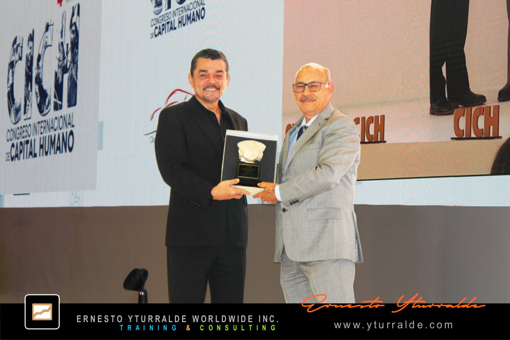 Reconocimiento a Ernesto Yturralde por su aporte inspirador en conferencias motivacionales