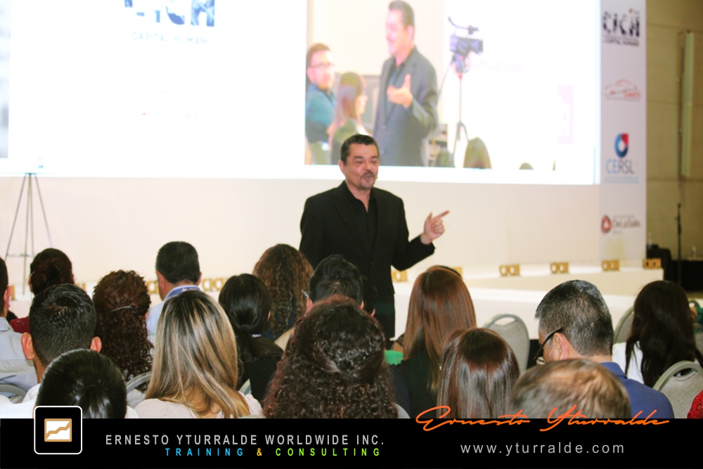 Ernesto Yturralde conectando con la audiencia en charla motivacional de alto impacto