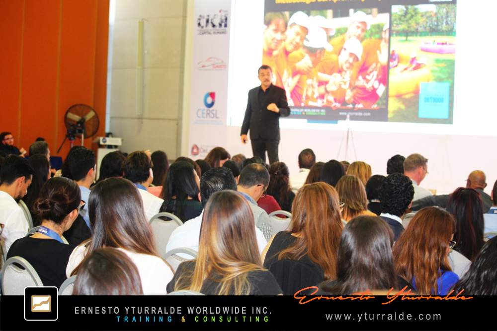 Ernesto Yturralde en conferencia motivacional corporativa para convenciones y eventos organizacionales en LATAM