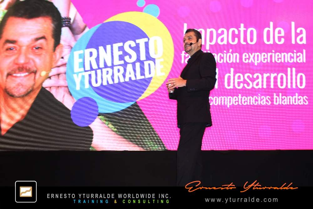 Conferencia motivacional de Ernesto Yturralde sobre liderazgo consciente y alto desempeño