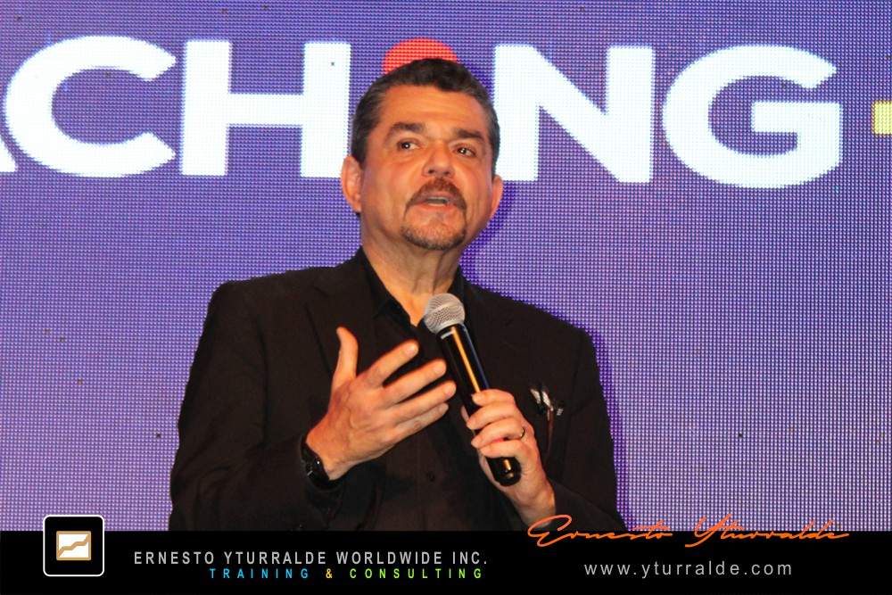 Charla motivacional de Ernesto Yturralde para impulsar compromiso, foco y resultados en equipos corporativos